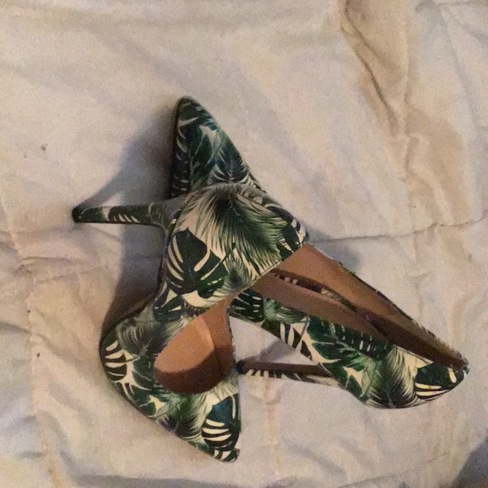Green white and tan shoe republic la shoe size 7
